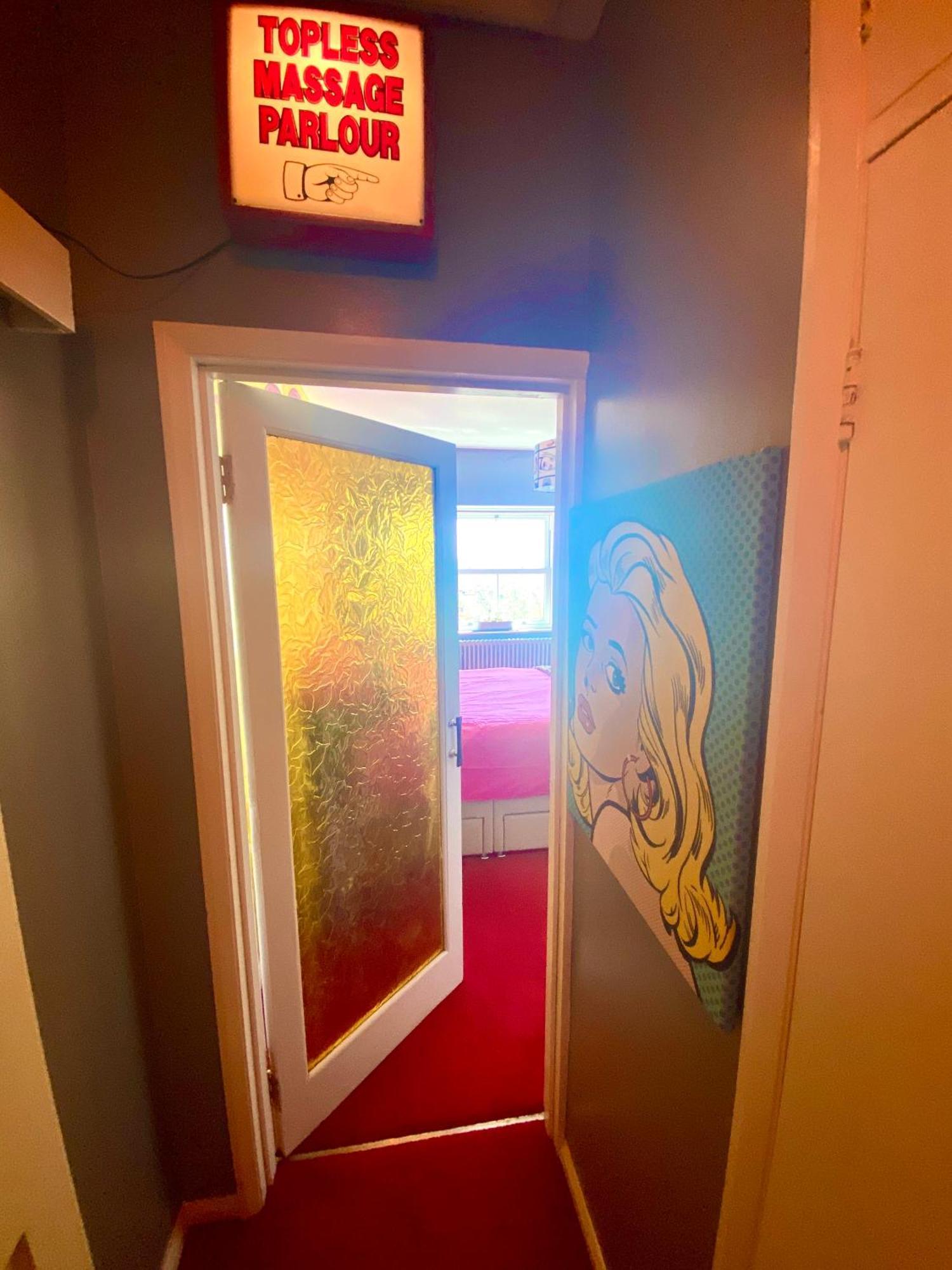 Pop Art Pad Heart Of Old Town With Parking! Apartment เฮสติงส์ ภายนอก รูปภาพ