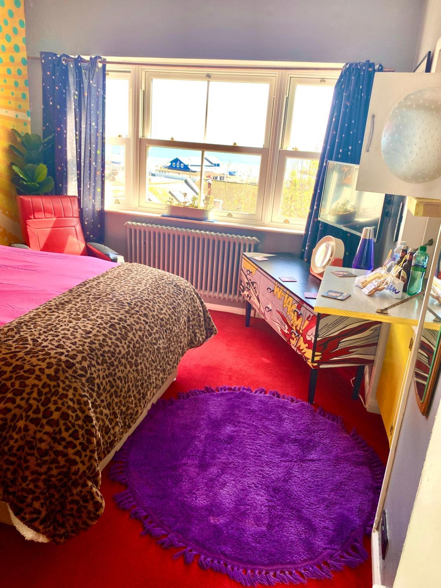 Pop Art Pad Heart Of Old Town With Parking! Apartment เฮสติงส์ ภายนอก รูปภาพ